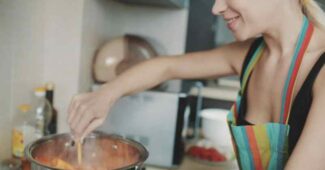 Bouillon de poulet maison : la recette ultime avec carcasse rôtie