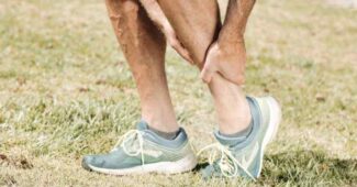 Douleur à la cheville qui remonte dans la jambe au repos : que cache vraiment ce signe ?