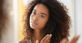 Comment entretenir naturellement ses cheveux bouclés ?