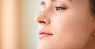 Gommage visage peau sensible : choisir le bon soin pour ne pas agresser sa peau !
