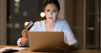 Un jeune couple effectuant un achat en ligne