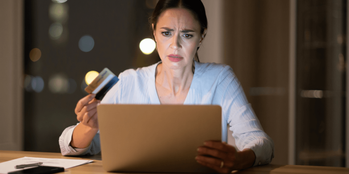 Un jeune couple effectuant un achat en ligne