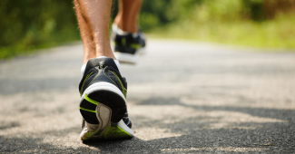 La kinésithérapie et le running pour aider à améliorer la posture du pied
