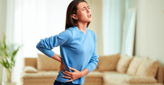 Douleur au dos : quand consulter un kiné sans attendre ?