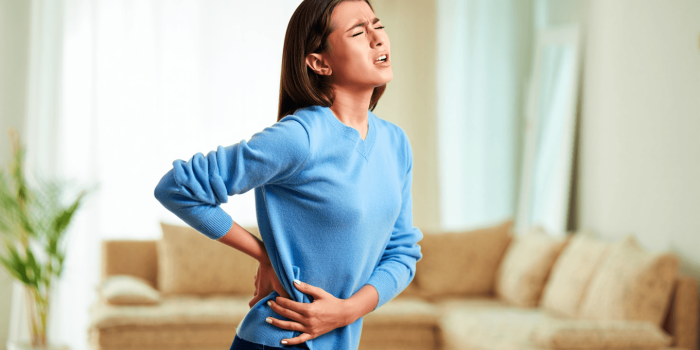 Douleur au dos : quand consulter un kiné sans attendre ?