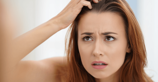 Démangeaison du cuir chevelu : causes et solutions naturelles pour soulager