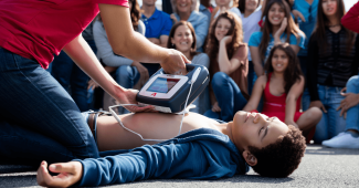 Tout savoir sur le défibrillateur : un outil vital pour sauver des vies