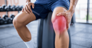 Genou gonflé après le sport : ça pourrait être plus grave qu’une simple douleur !