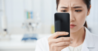 Téléphone portable et cancer : pas de lien de cause à effet selon l’ANSES