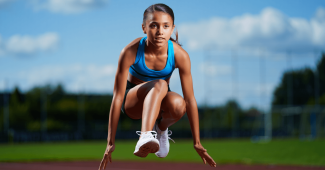 Pourquoi la course à pied est-elle recommandée en cas de syndrome fémoro-patellaire ?