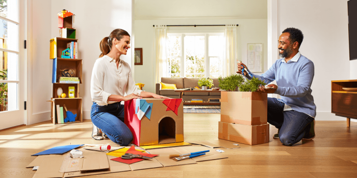 Des cadeaux emballés et des décorations en bois forment la silhouette d