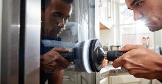 Femme en train de nettoyer une rayure sur l'inox