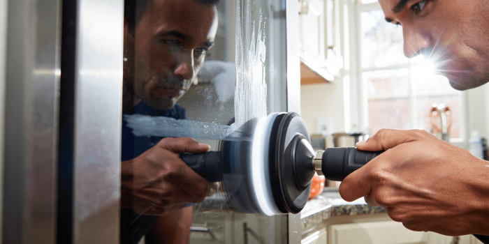 Femme en train de nettoyer une rayure sur l'inox