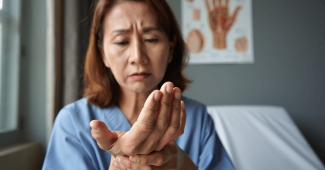 Douleur de la main et des doigts : que faire ?