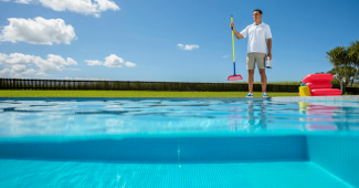 Entretien de piscine pour débutants : Les 5 gestes essentiels à connaître