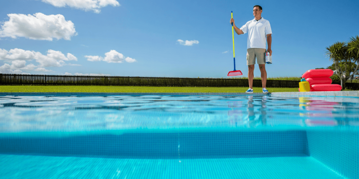 Entretien de piscine pour débutants : Les 5 gestes essentiels à connaître
