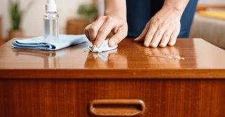 Nettoyage des meubles en bois : erreurs courantes et comment les éviter