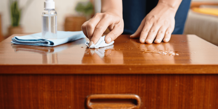Nettoyage des meubles en bois : erreurs courantes et comment les éviter
