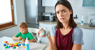 Lingettes désinfectantes : pourquoi il faut arrêter de les utiliser pour tout nettoyer à la maison