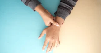 Mains avec articulations enflées et nodules visibles, illustrant les signes d'arthrose digitale