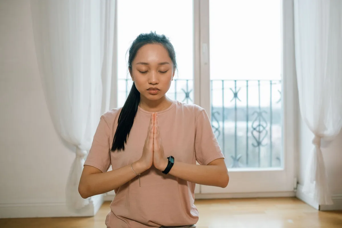 Personne pratiquant une technique de respiration contrôlée pour apaiser l'angoisse