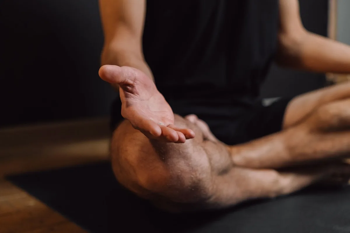 Personne en séance de méditation et pleine conscience pour stabiliser le système nerveux