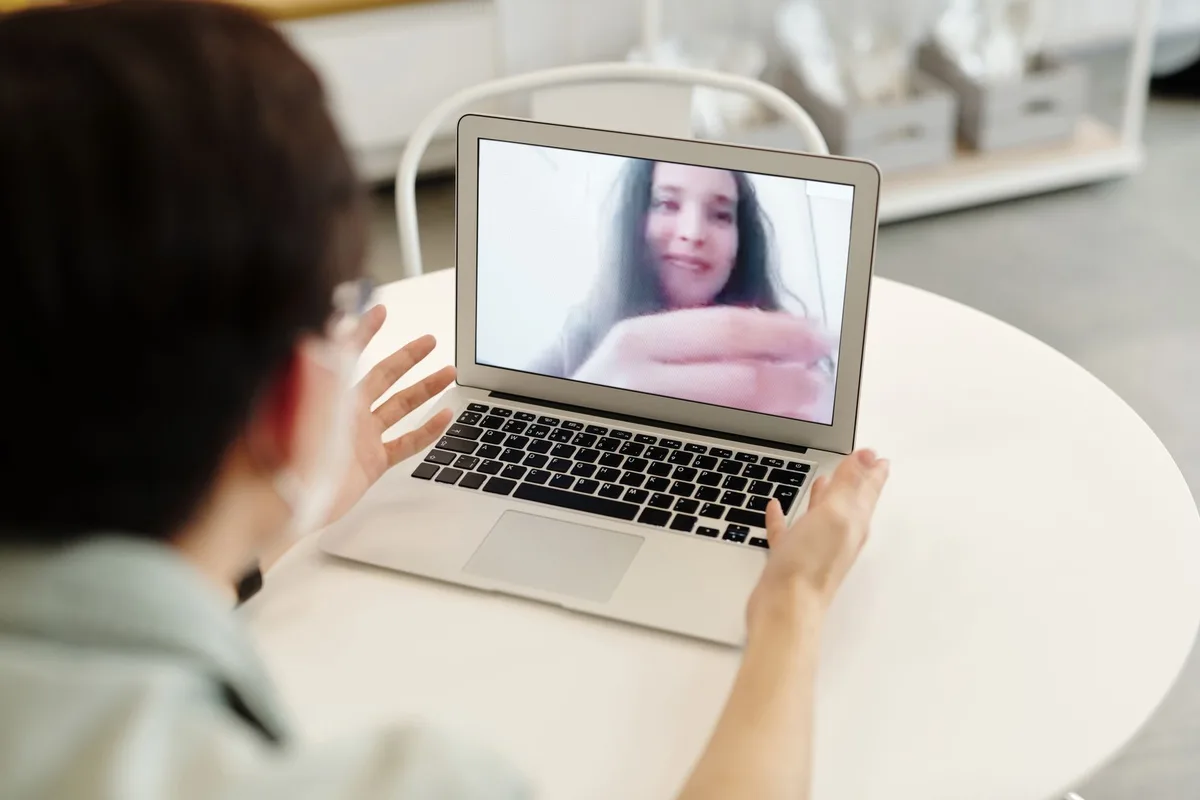 Personne en consultation par visioconférence dans un cadre calme et confidentiel à domicile