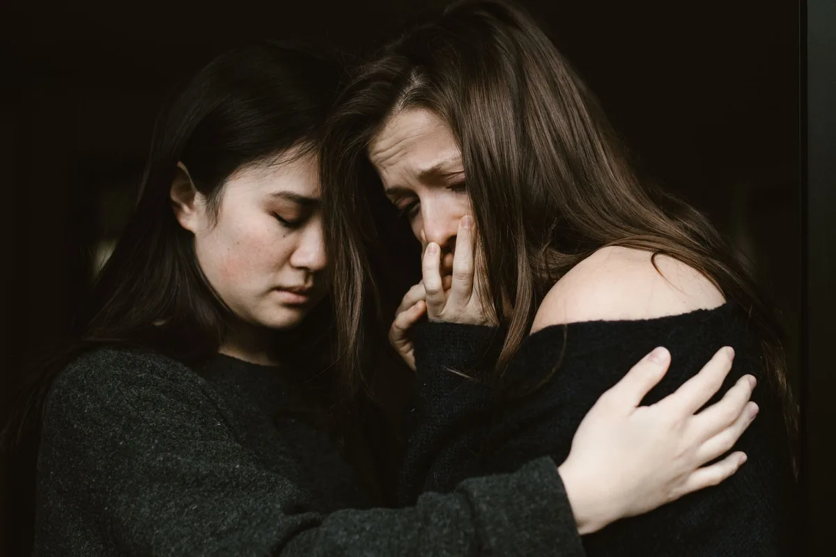 Personne exprimant sa tristesse et son chagrin lors du deuil