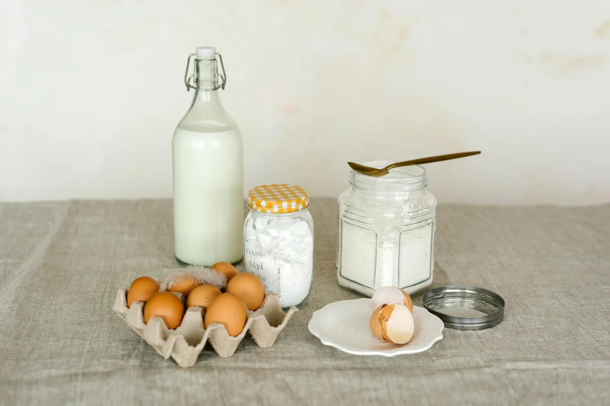 Bicarbonate de soude en poudre blanche prêt à être appliqué sur un vêtement