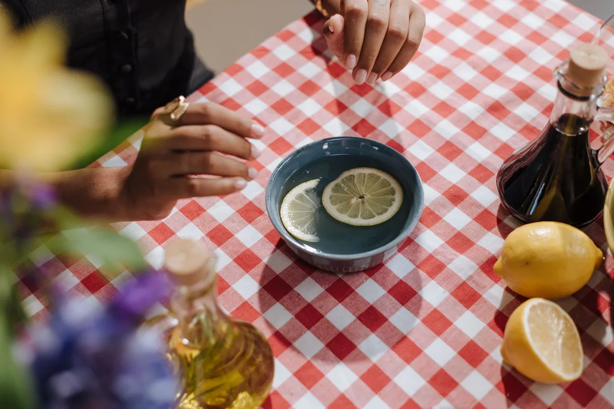 Vaporisateur contenant une solution de vinaigre blanc et de citron pour traiter le linge