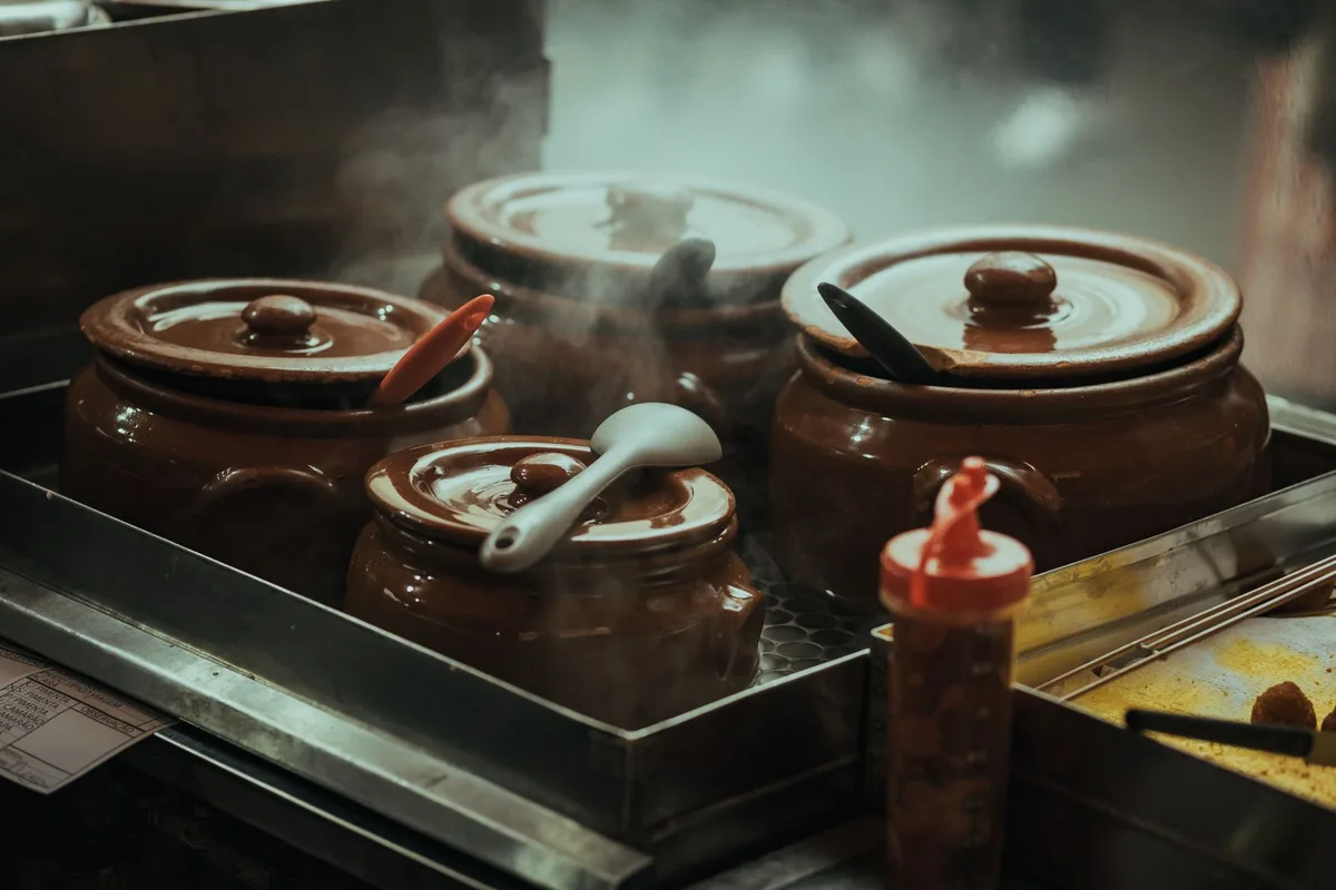Une casserole d'eau et de vinaigre blanc chauffée sur la cuisinière dégageant de la vapeur neutralisante