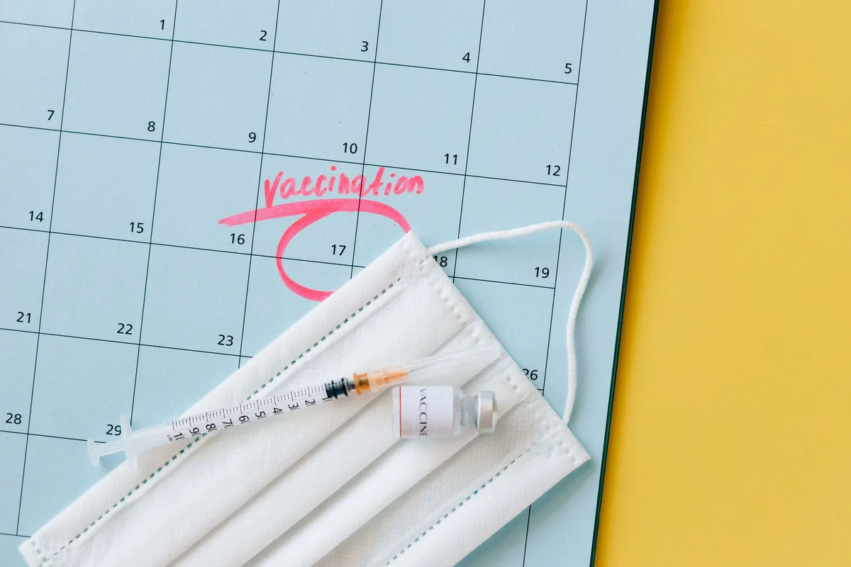 Professionnel de santé administrant une injection de vaccin à un patient