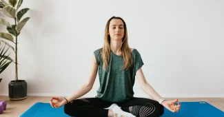 Personne montrant des signes d'anxiété avec une respiration difficile et une tension musculaire