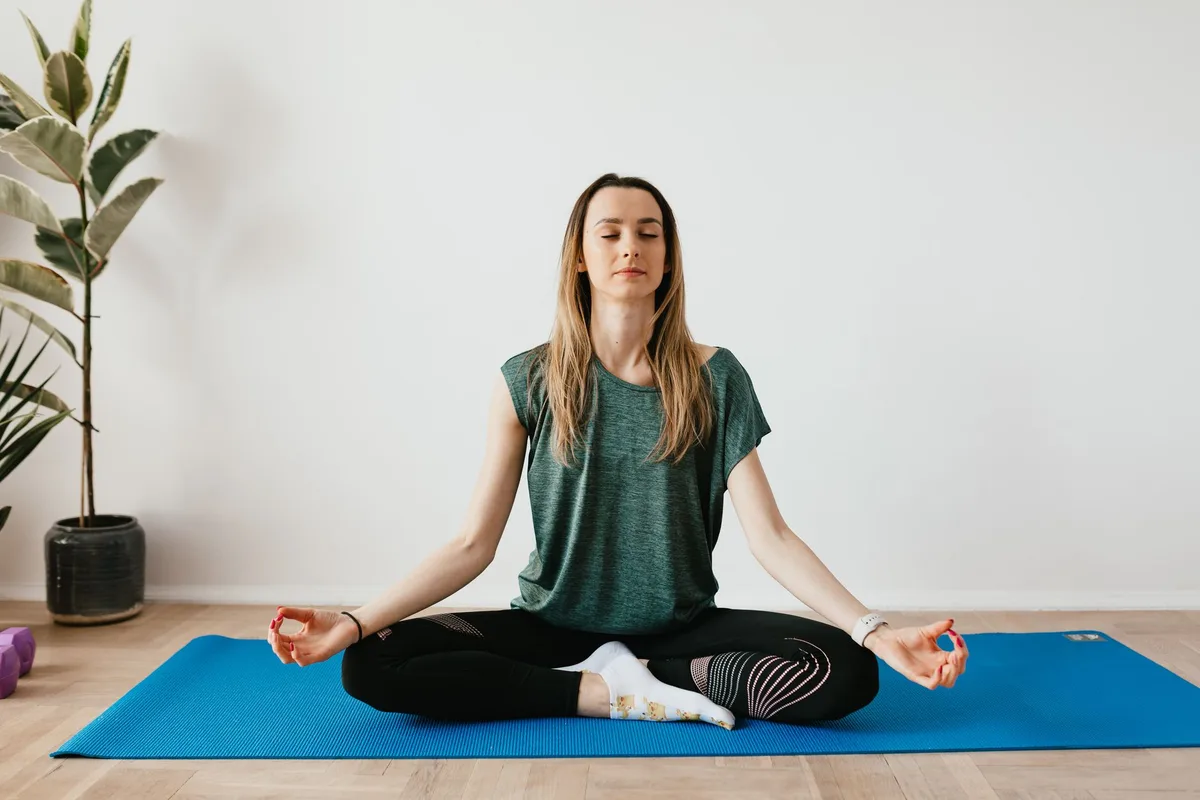 Personne montrant des signes d'anxiété avec une respiration difficile et une tension musculaire