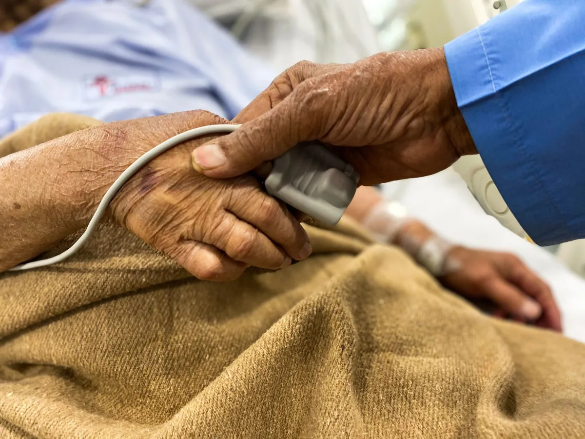 Personne âgée au repos en établissement de santé bénéficiant d'une prise en charge confortable