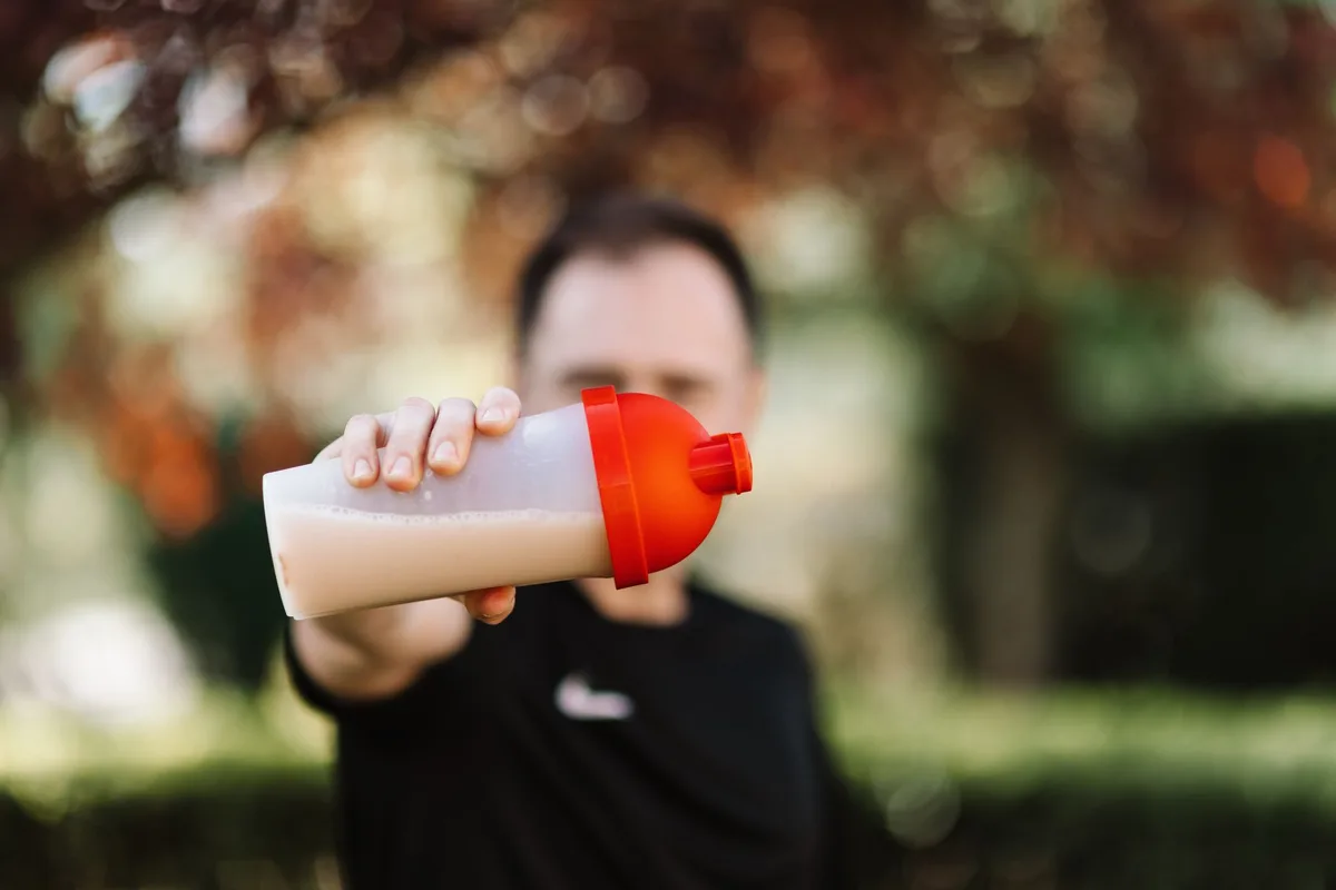 Différents types de poudre de protéine whey dans des conteneurs