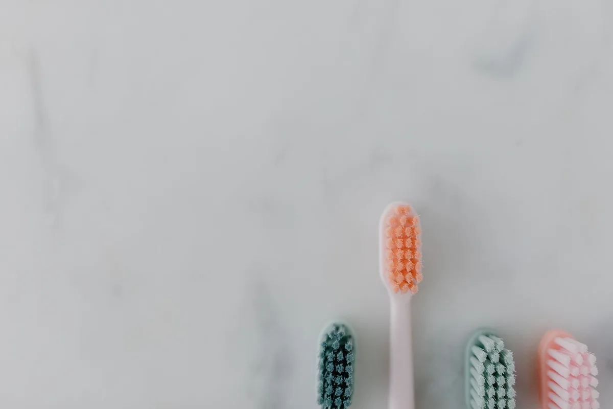 Brosse à dents usagée et gants de protection pour frotter le joint de la machine