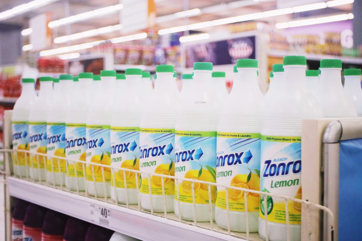 Produits de nettoyage naturels : vinaigre blanc, bicarbonate de soude et eau de javel diluée