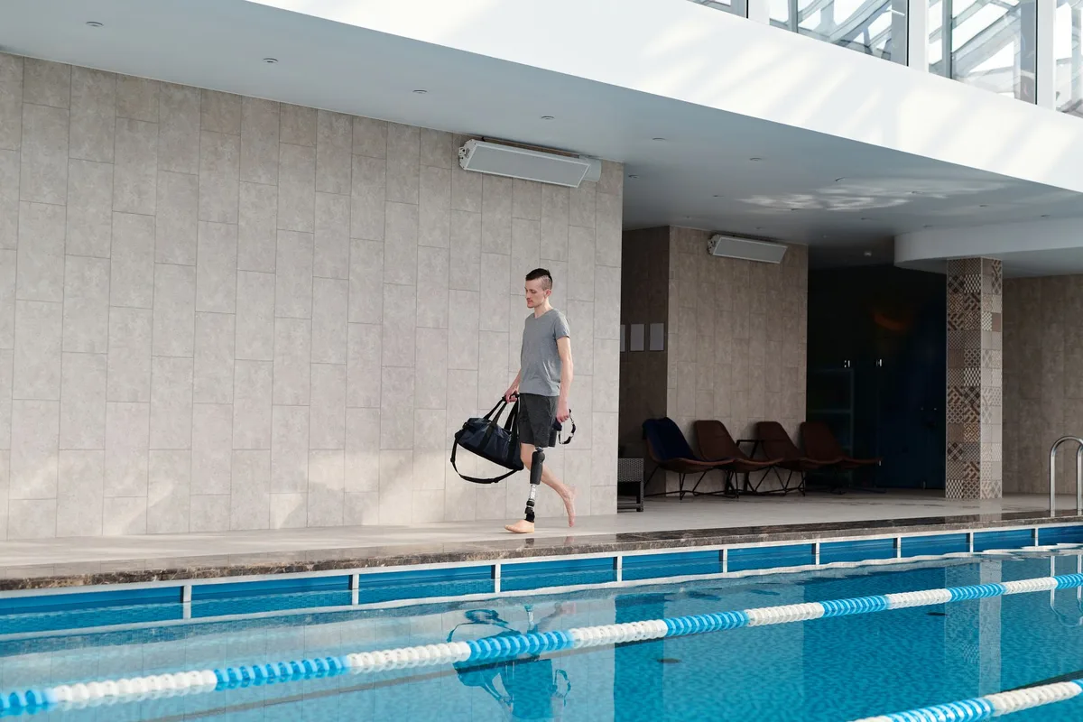 Activités douces de récupération comme la marche ou la natation à faible intensité