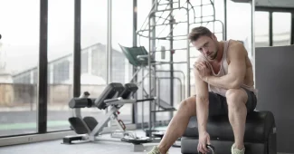 Athlète en plein effort physique, muscles engagés lors d'une séance d'entraînement