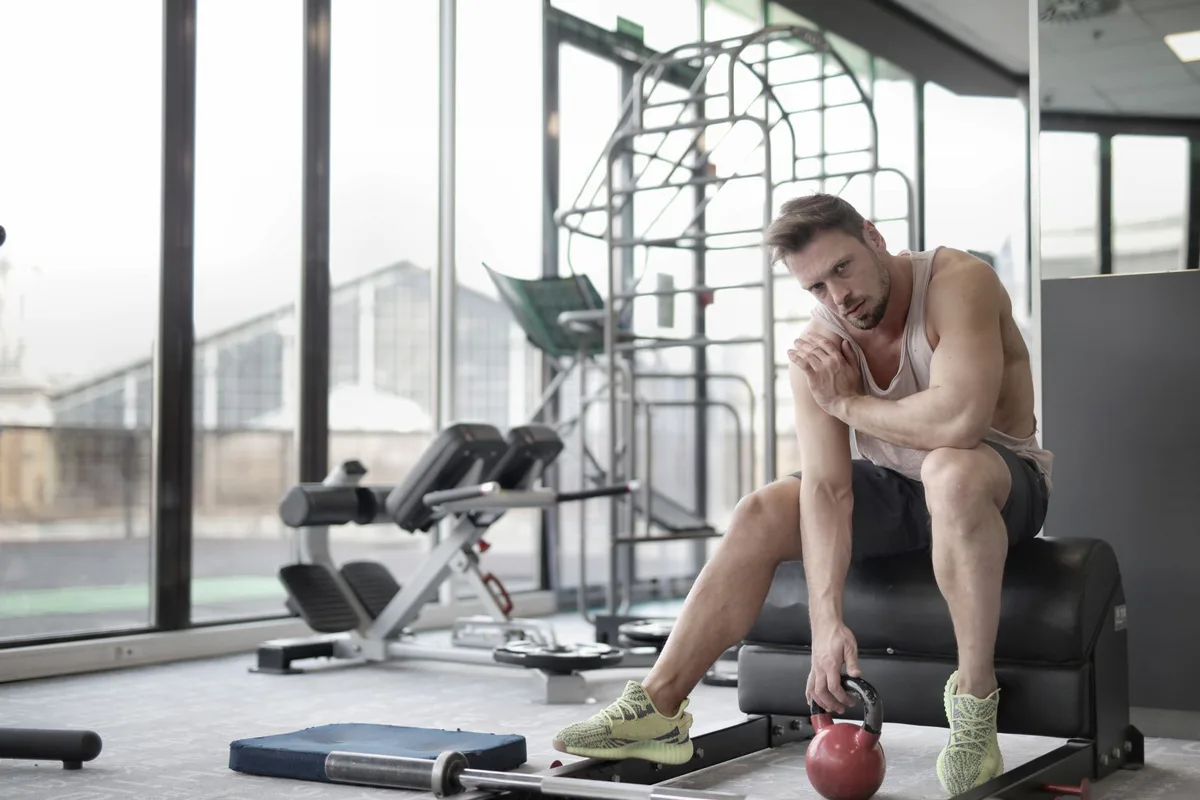 Athlète en plein effort physique, muscles engagés lors d'une séance d'entraînement