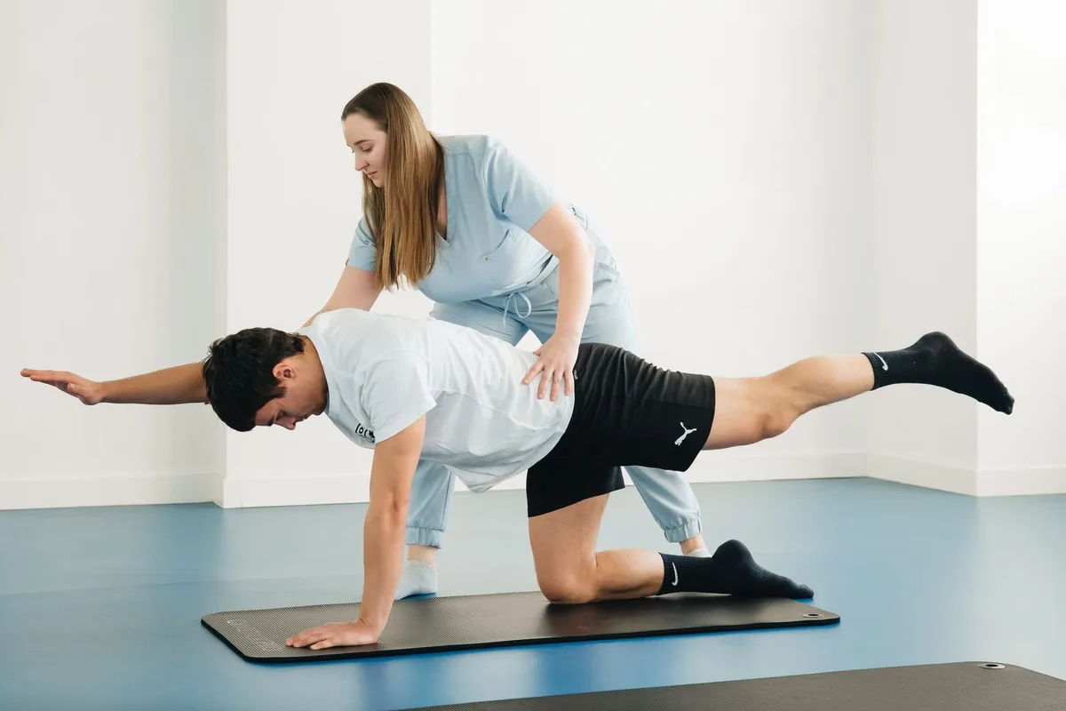 Personne effectuant un exercice de renforcement du tronc et des abdominaux