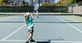 Joueur de tennis en plein service, mouvement de rotation du tronc sur le court
