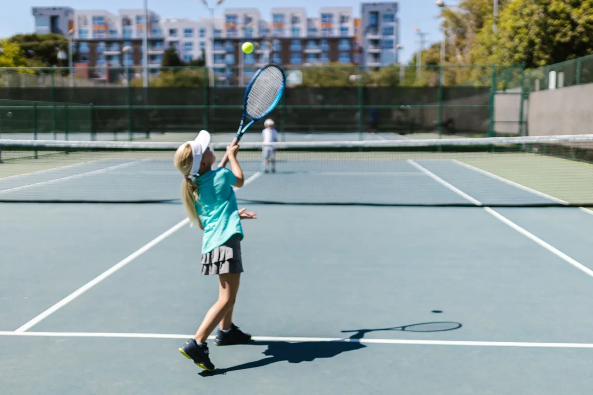 Joueur de tennis en plein service, mouvement de rotation du tronc sur le court