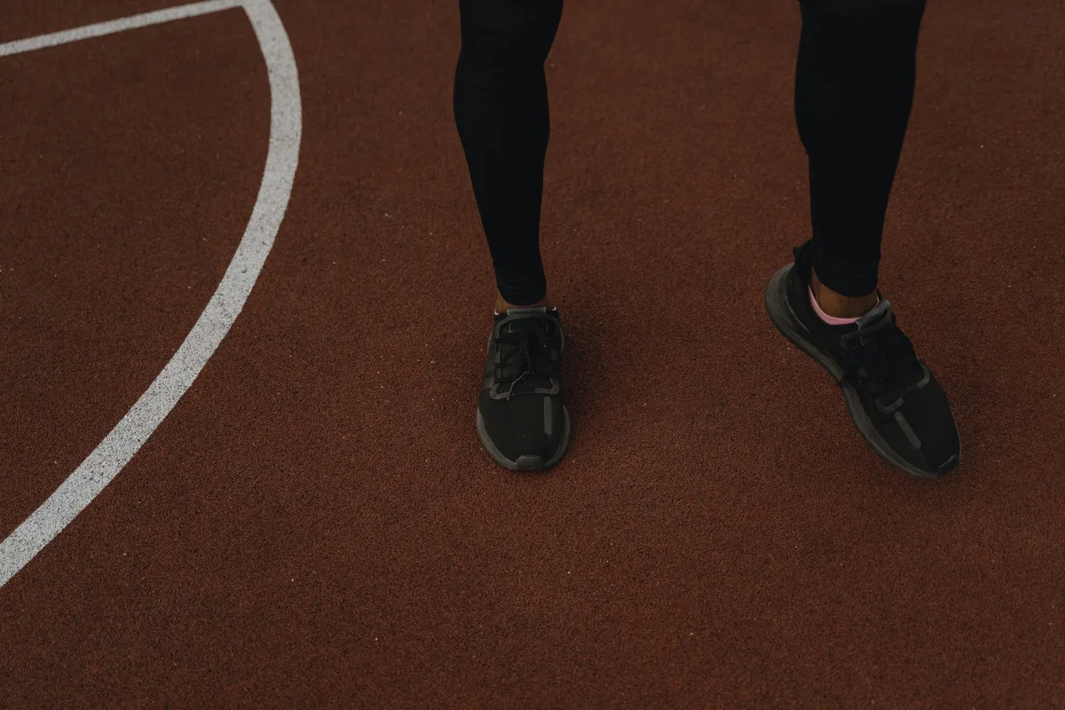 Chaussures de sport et équipement d'entraînement adaptés pour la prévention des blessures