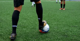 Footballeur subissant une torsion du genou lors d'un changement de direction brusque