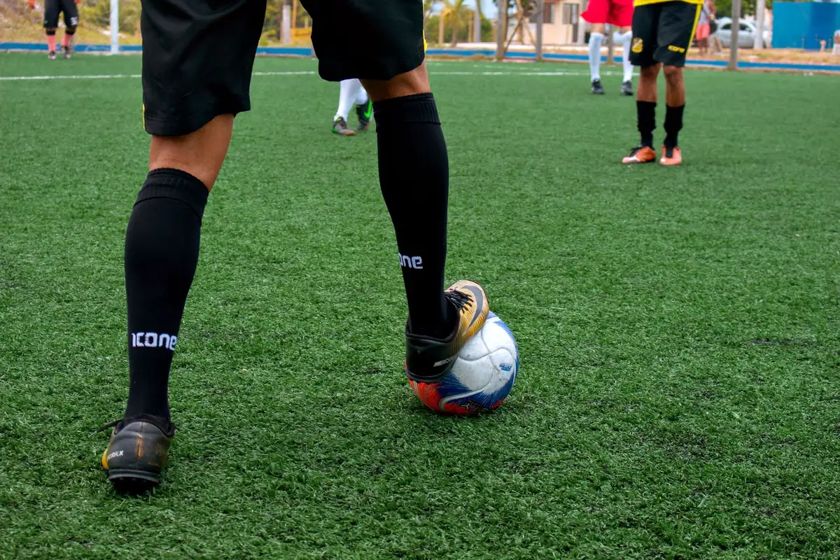 Footballeur subissant une torsion du genou lors d'un changement de direction brusque