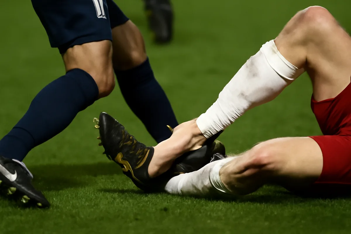 Comment prévenir et traiter une fracture de la cheville au football ?