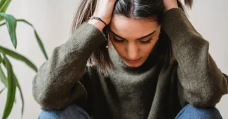 Personne en détresse montrant des signes physiques d'anxiété et de crise de panique