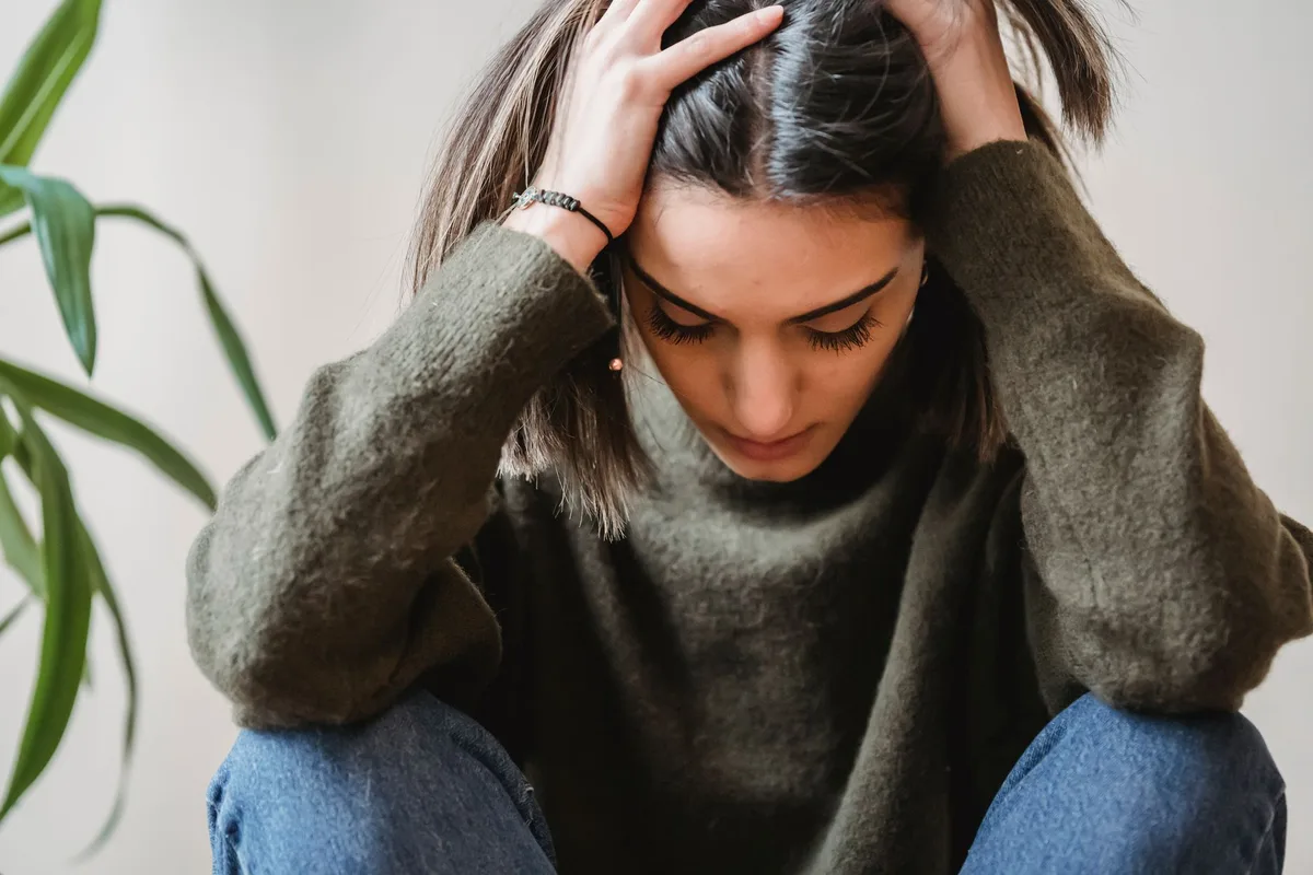 Personne en détresse montrant des signes physiques d'anxiété et de crise de panique